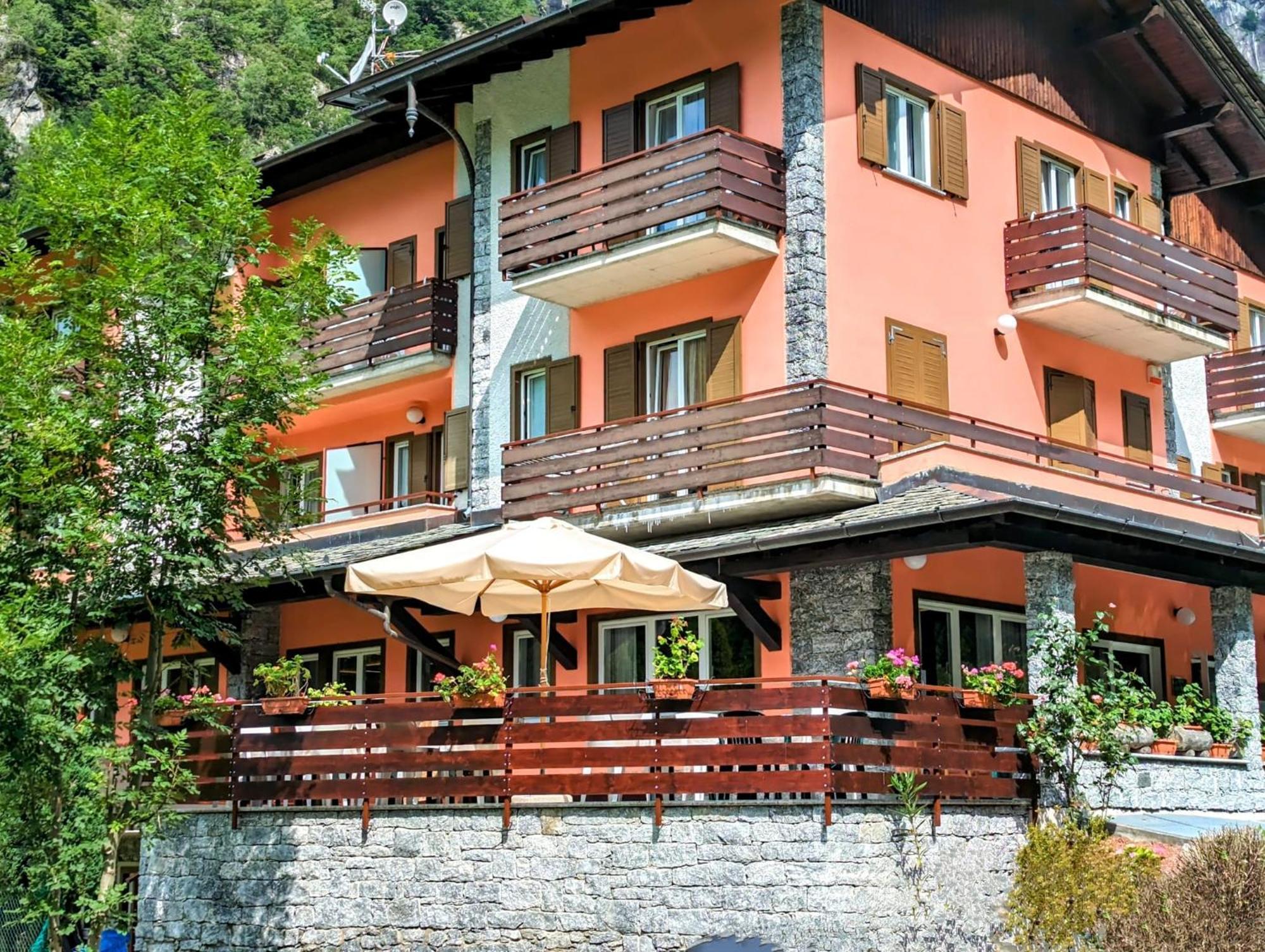 Hotel Ristorante Sasso Remenno Val Masino Екстер'єр фото